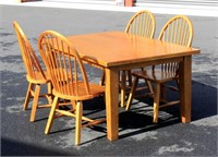 Very Nice Wood Dining Table w 4 Chairs