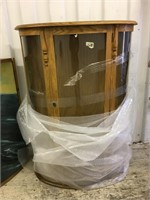 Approx. 4x3' curved glass display cabinet        (