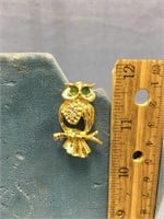An owl pin - gold plated        (3)