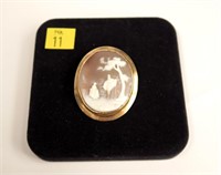 14K Yellow gold cameo brooch, man courting