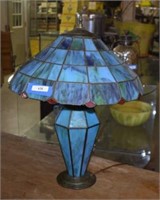 Vtg Turquoise Colored Stained Glass Table Lamp w/