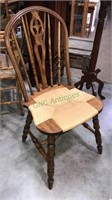 Nice oak hoop that chair with a rush seat, (723)