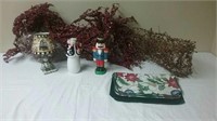 Christmas Lot : Nutcracker,  Berry Garland & More