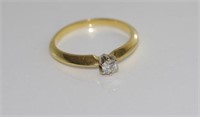 18ct yellow gold ring with colourless sapphire