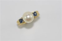 18ct yellow gold ring set with sapphires & pearl