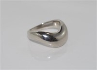 18ct white gold, shaped ring