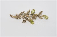 Delicate 9ct gold, green stone & seed pearl brooch