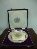 Cased English commemorative silver tray, 305g