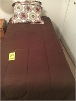 2 twin beds w/bedding