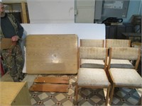 Table de cuisine et quatre chaises vintage