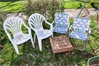 4 LAWN CHAIRS & WOODEN TABLE