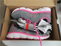 WOMEN'S UNDER ARMOR SNEAKERS SIZE 9 AND SOCKS