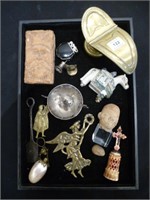 Tray lot of decorative artifacts