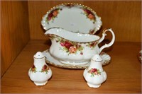 Royal Albert, 'Old Country Roses', sauce boat and