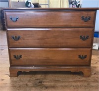 Maple chest of drawers with 3 drawers