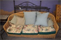WICKER COUCH & BED ! AR