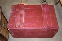 ANTIQUE RED TRUNK ! AR