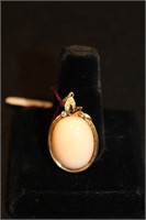 14kt yellow gold Pendant w/ center set Coral
