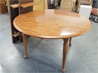 ETHAN ALLEN DINING TABLE W 2 LEAVES