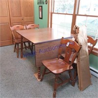 Drop leaf table w/2 extra leaves w/4 chairs
