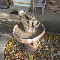 Bird bath fountain w/frogs