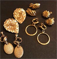 Beautiful gold toned earrings