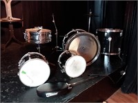 Batterie Pearl à 5 tambours, 1 symbale et autres