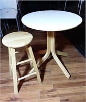 Table et tabouret bois clair