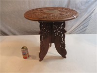 Petite table ronde en bois exotique