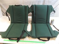 Deux chaises d estrade  rembourées portatives
