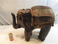 Pouf éléphant en bois