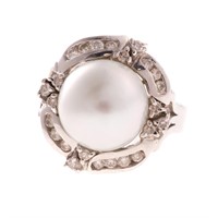A Lady's South Sea Pearl & Diamond Ring