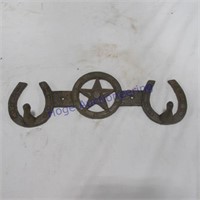 Metal hanger w/ horseshoes and star