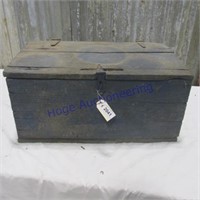 wood box w/hinged lid