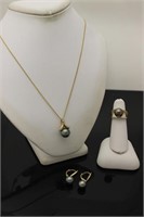 14ct gold with Tahitian pearls set