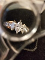Beautiful diamond ring 1ct Marquie center