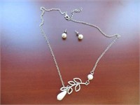 NECKLACE AND PAIR OF EARRINGS SET