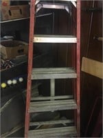 fibergrlass step ladder (300 lb max)
