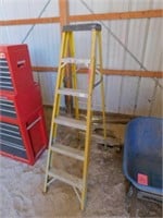 Yellow 6' fiberglass step ladder 250 lb cap
