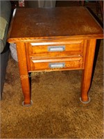 Oak end table w/2 drawers, needs refinishing