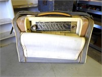 Vintage Portable Kuren Radio with Case