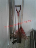 > 4 yard / garden tools - rakes, hoe, shovel
