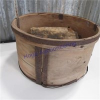 Round wood container w/metal strip