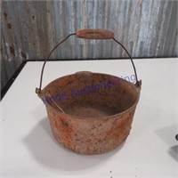 Cast iron kettle with handle