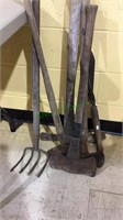 6 old hand tools, 2ax, hedge clippers, hoe,