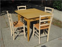 SOLID MAPLE WOOD DINING TABLE & 4 CHAIRS +3 leafs