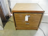 End table 22"hX22"wX18"d)