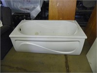 Jacuzzi tub (60"X32"X19"d) c/w pump