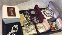 TRAY OF VINTAGE COSTUME JEWELRY - SOME SILVER