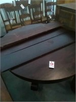 Table with leaves